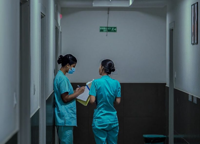 Soignants en milieu hospitalier près d'une sortie de secours